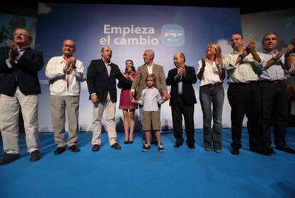 Javier Arenas, rodeado de alcaldes y presidentes de Diputación de su partido, durante el mitin celebrado ayer en Granada.