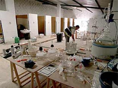 Un policía trabaja en el laboratorio desmantelado en Guadalix de la Sierra.
