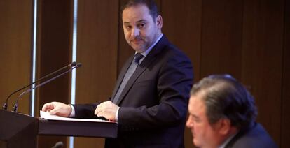 El ministro de Fomento en funciones, José Luis Ábalos, esta mañana durante su intervención en la inauguración del IX Foro España-Estados Unidos. A la derecha, el embajador de los EE.UU., Duke Buchan.