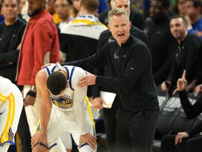 El entrenador de los Golden State Warriors, Steve Kerr, trata de consolar a Stephen Curry, después de que el jugador pidiese un tiempo muerto al que no tenía derecho.