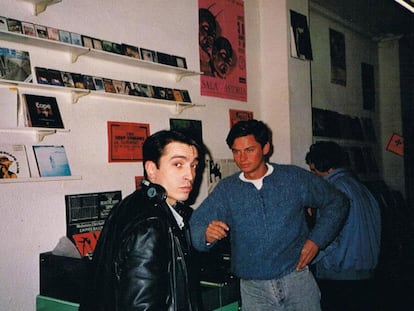 Fran Lenaers (derecha) en la tienda de discos, 'Zic Zac'. el de la izquierda es Julián Martínez, de Cadena Ser.
