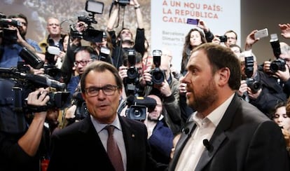 Junqueras saluda a Mas antes de pronunciar su conferencia.