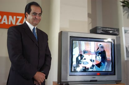 El ex asambleista del PRD, Rene Bejarano muestra en un audiovisual la forma en que fue editado el video donde se le observa recibir dinero de Carlos Ahumada, en una fotografía de archivo
