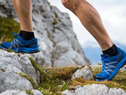 Artículo de Papallones Escaparate que describe varias ofertas en zapatillas Salomon para hombre y mujer