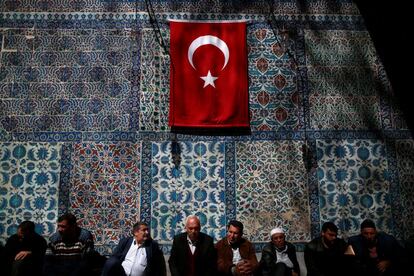 Un grupo de hombres asisten a las oraciones del viernes en la mezquita de Sultán Eyup, en Estambul (Turquía).