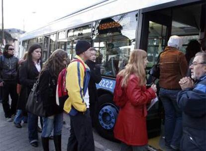 Varios viajeros toman ayer por la mañana el autobús A en Moncloa.