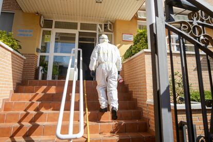 Un militar de la UME totalmente protegido entra en la residencia de ancianos Edad de Oro ubicada en la localidad madrileña de El Álamo.