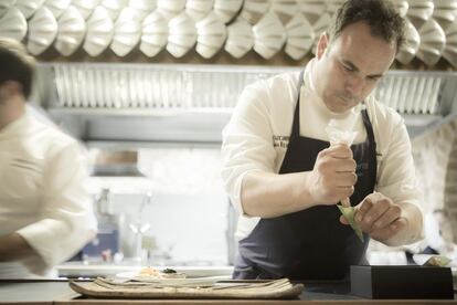 Ángel León cocinando en el restaurante Aponiente.