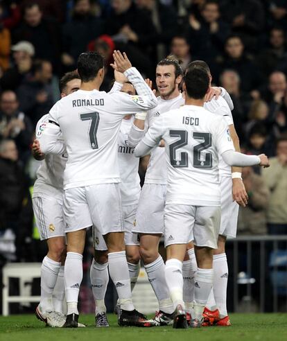Los jugadores del Madrid felicitan a Bale por su segundo gol de la noche.