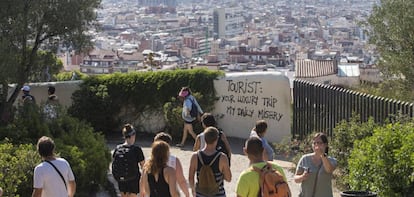 Pintada contra los turistas en el Parque Güell de Barcelona.