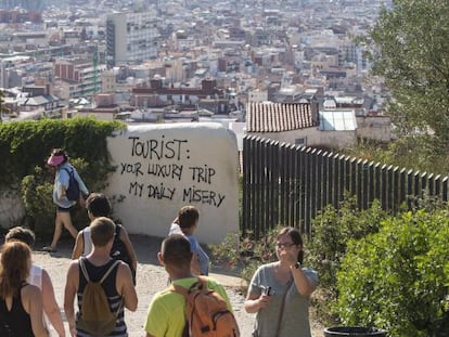 Pintada contra los turistas en el Parque G&uuml;ell de Barcelona.