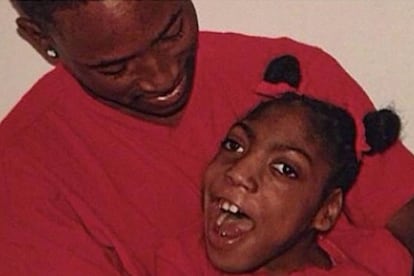 Timesha Beauchamp en una foto familiar con su hermano.