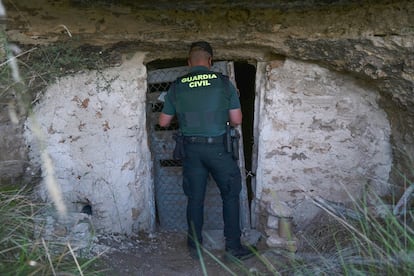 Un agente de la Guardia Civil investiga en el lugar donde ha aparecido el cadáver de una mujer en Ruguilla, una pedanía perteneciente a Cifuentes (Guadalajara), este miércoles.