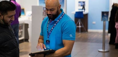 Un empleado de una tienda de O2 en Reino Unido utiliza la soluci&oacute;n de Qudini para atender a un cliente.