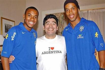 Maradona, rodeado por Robinho y Ronaldinho.