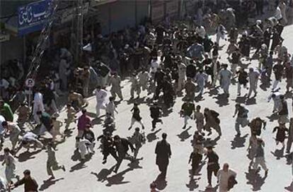 Los fieles chiíes huyen tras el atentado de hoy en Quetta.