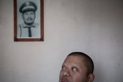 Víctor, un chico con síndrome de Down, observa la foto de su abuelo en su casa del Estado de México.