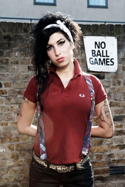 Antes de que Jean Paul Gaultier rindiese homenaje post mortem a Amy Winehouse, muchos otros diseñadores ya lo hicieron presentando en sus desfiles peinados con moños altos y eyeliners extremos. La cantante no solo marcó un antes y un después en el mundo de la música, también lo hizo en el de la moda.