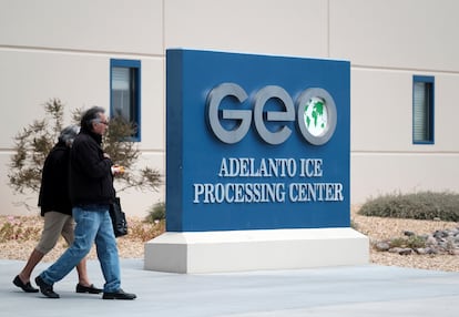Personas caminan afuera del centro de procesamiento de inmigración y control de Estados Unidos, operado por GEO Group.