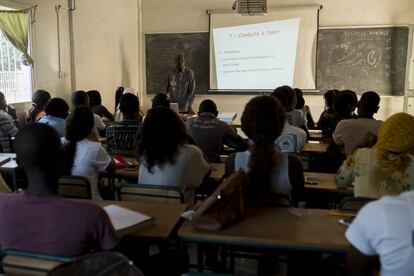 Alumnos de tercero de Medicina durante una clase de Ginecología en la Facultad de Medicina de la Universidad Assane Seck de Ziguinchor, donde se implementará un proyecto con apoyo de la Agencia Española de Cooperación para el Desarrollo para impartirles formación sobre la mutilación genital femenina.