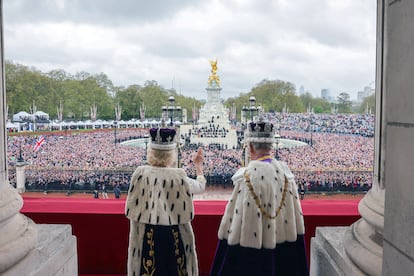 Los reyes Carlos III y Camila con coronas y armiño en el palacio de Buckingham tras su coronación el pasado día 6.
