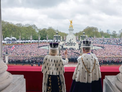 Los reyes Carlos III y Camila con coronas y armiño en el palacio de Buckingham tras su coronación el pasado día 6.