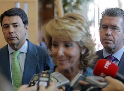 Esperanza Aguirre, flanqueada por Ignacio González (izquierda) y Francisco Granados.