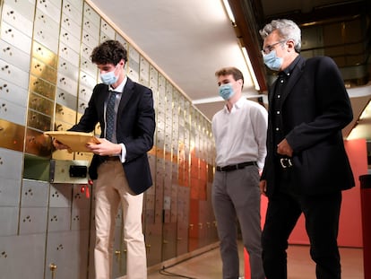 Los nietos del cineasta Luis García Berlanga, Fidel (izquierda) y Jorge García Berlanga (centro), y el presidente de la Academia del Cine, Mariano Barroso, en la apertura de la caja 1.034 de la Caja de las Letras.