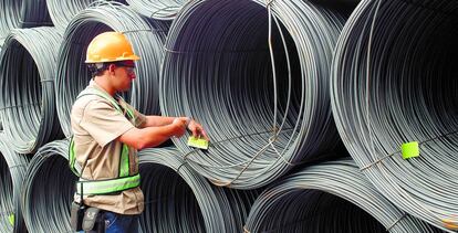 Un trabajador de ArcelorMittal, en una imagen de archivo.