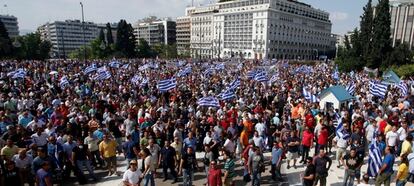 Miles de transportistas se han concentrado ante el Parlamento griego para protestar contra la liberalización del sector.