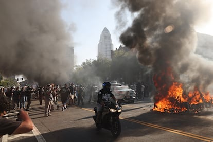 Un taxi autónomo en llamas, este domingo en Los Ángeles.