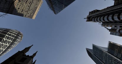 Iglesia de St. Mary Axe, y rascacielos de la City de Londres, vistos desde abajo.