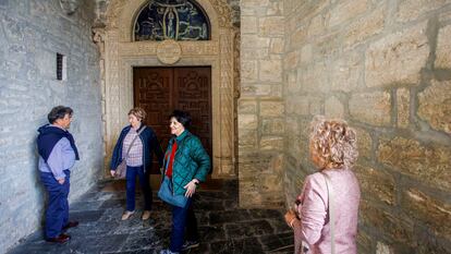 Vecinos de la localidad de Belorado en Burgos esperan el comienzo de una misa, que finalmente no celebró, el pasado lunes, en el monasterio de las Clarisas de Belorado .
