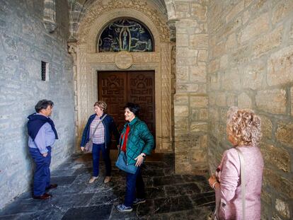 Vecinos en el convento de Belorado en Burgos, el lunes,