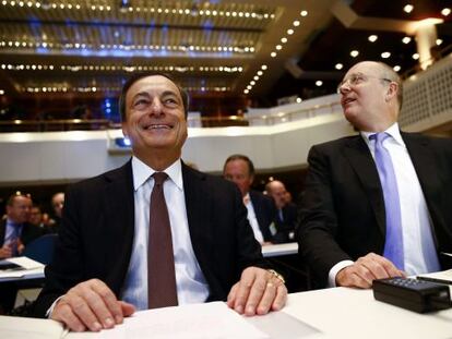 Mario Draghi junto a Martin Blessing, responsable del Commerzbank.