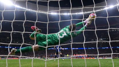 Oblak detiene el penalti de Klaassen, el segundo que paró en la tanda de penaltis en la que el Atlético logró el pase a cuartos de final de la Champions.