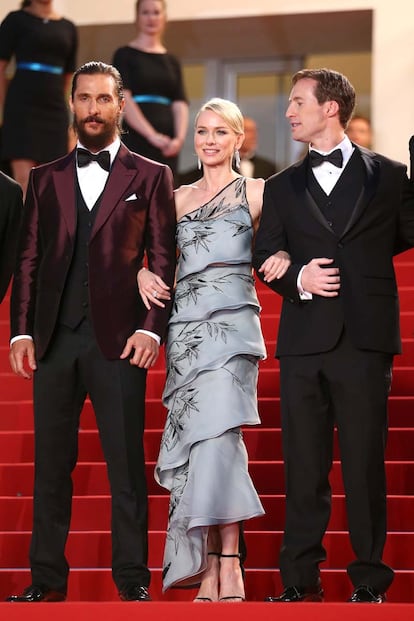 Naomi Watts, de Armani Privé, acompañada por Matthew McConaughey y Chris Sparling.