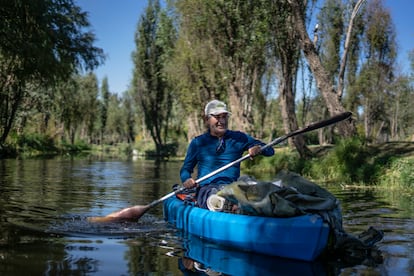 Omar Menchaca recorre en su kayak los canales de Xochimilco, en Ciudad de México, el 24 de diciembre.