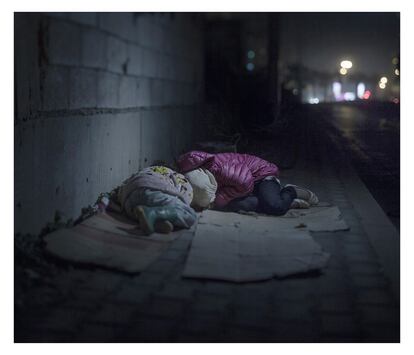 Ralia, de 7 años, y Rahaf, de 13. Las dos niñas viven en las calles de Beirut, en Líbano. Son de Damasco, donde la explosión de una granada mató a su madre y a su hermano. Llevan un año durmiendo al raso sobre cartones con su padre. Rahaf dice que le dan miedo “los chicos malos”, y Ralia se pone a llorar.