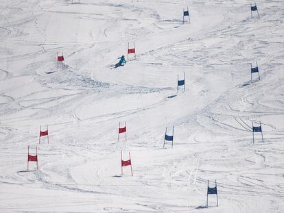 Una esquiadora sortea puertas en un eslalon gigante en Baqueira-Beret.