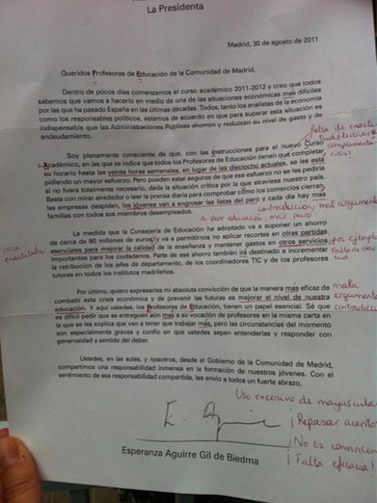 Los docentes corrigen las faltas ortográficas en acentos y mayúsculas con boli rojo.