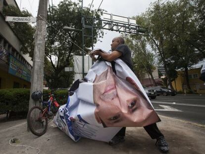 El abogado y activista Jes&uacute;s Robles Maloof retira carteles electorales.