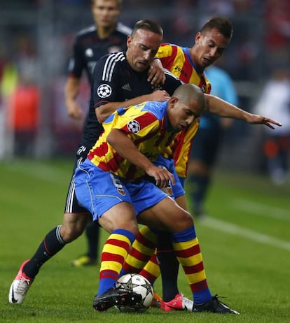 Franck Ribery entre Feghouli y Joao Pereira.