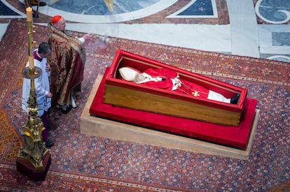 El féretro del papa Francisco reposa en la Basílica de San Pedro, durante la capilla ardiente, el 23 de abril.
