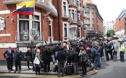 Periodistas, este viernes, en la puerta de la embajada de Ecuador en Londres.