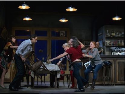 Àgata Roca, Ramon Madaula, Maife Gil, Jacob Torres, Cristina Genebat y Francesc Orella en 'Un aire de familia'.