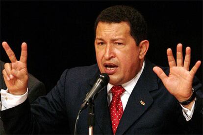 El presidente Chávez gesticula durante la ceremonia de celebración de sus siete años en el poder.