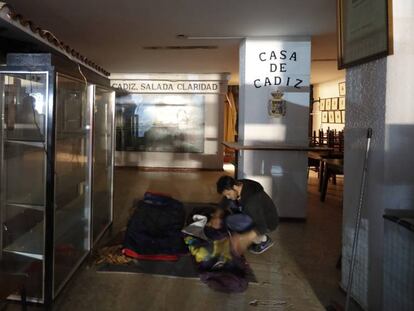 Sin techo llevan ocho días durmiendo en la antigua Casa de Cádiz