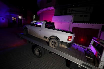 The van where Arcos Catalán's remains were found is transported by the authorities on October 6 in Chilpancingo.