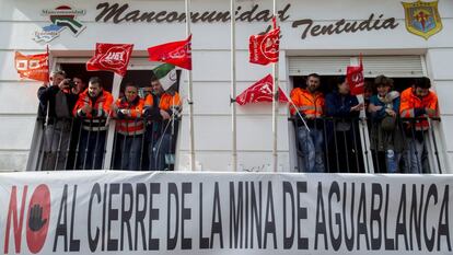 Mineros de la mina de n&iacute;quel de Aguablanca, durante su encierro para protestar por el cierre